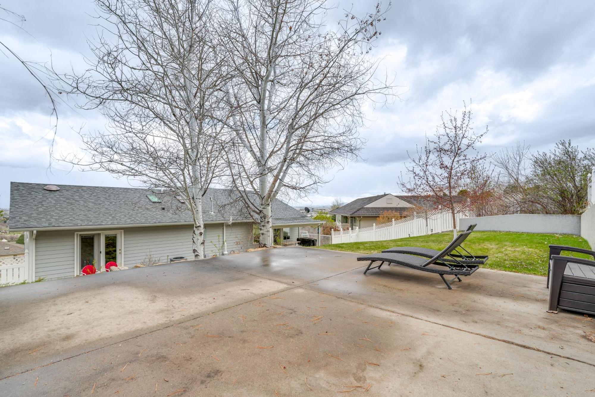 Inviting Great Falls Home With Wraparound Deck! Exterior foto